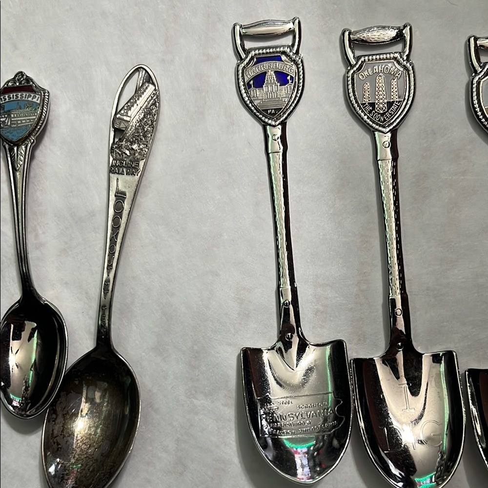 Vintage Collectible Souvenir Spoons Set - Picture 3 of 4